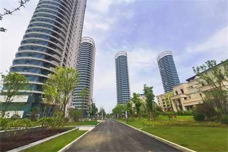 翡翠城一楼带院140平三室带车位储藏室114万可按揭